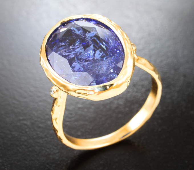 Золотое кольцо с крупным насыщенным танзанитом 11,37 карата