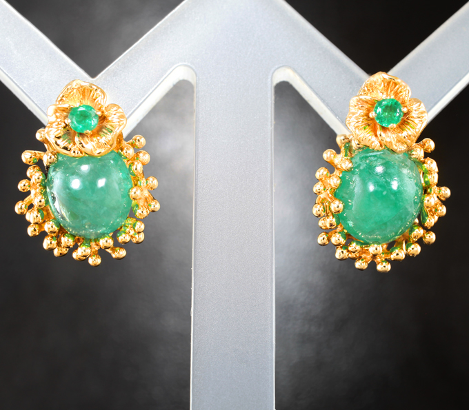 Золотые серьги с насыщенными кабошонами и яркими «неоновыми» уральскими изумрудами 5,95 карата