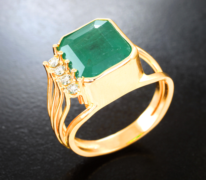 Золотое кольцо с крупным насыщенным уральским изумрудом 5,55 карата и сверкающими бриллиантами