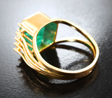 Золотое кольцо с крупным насыщенным уральским изумрудом 5,55 карата и сверкающими бриллиантами Золото