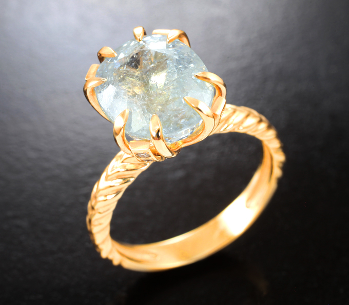 Золотое кольцо с крупным ярким параиба турмалином 4,51 карата и бриллиантами