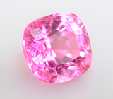 "Неоновая" пурпурно-розовая шпинель 0,62 карата 