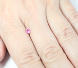 "Неоновая" пурпурно-розовая шпинель 0,3 карата 