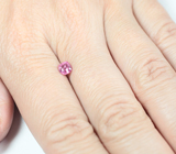 "Неоновая" пурпурная шпинель 0,54 карата 