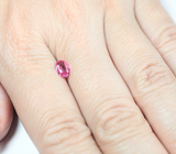"Неоновая" пурпурно-розовая шпинель 0,61 карата 