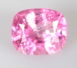 "Неоновая" пурпурно-розовая шпинель 0,43 карата 