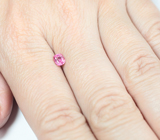 "Неоновая" пурпурно-розовая шпинель 0,43 карата 