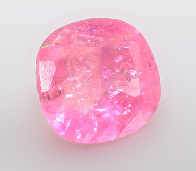 Неоново-розовая шпинель 0,24 карата