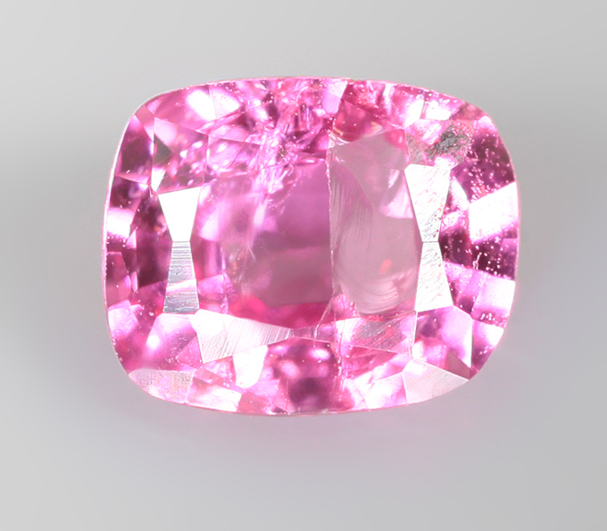 Пурпурно-розовая "неоновая" шпинель 0,3 карата