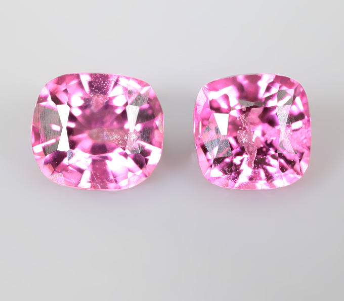 Пара пурпурно-розовых "неоновых" шпинелей 0,85 карата