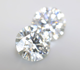 Крупная пара бесцветных муассанитов 3,75 карата 