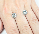 Крупная пара бесцветных муассанитов 3,75 карата 