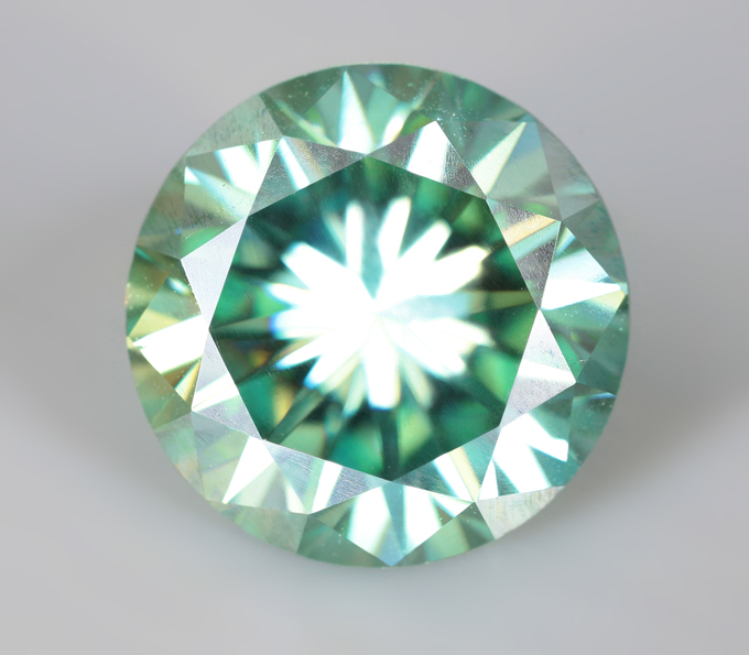 Крупный голубовато-зеленый муассанит 4,72 карата