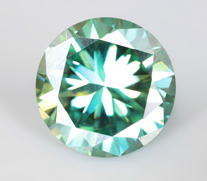 Крупный голубовато-зеленый муассанит 5,99 карата