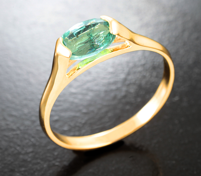 Золотое кольцо с ярким уральским изумрудом редкого оттенка 0,7 карата