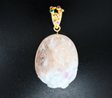 Крупный золотой кулон с резным полихромным бериллом 86,9 карата, апатитами и розовыми сапфирами Золото