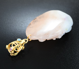 Крупный золотой кулон с резным полихромным бериллом 86,9 карата, апатитами и розовыми сапфирами Золото