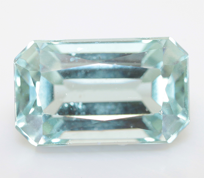 Чистейший зеленовато-голубой "неоновый" апатит 3 карата