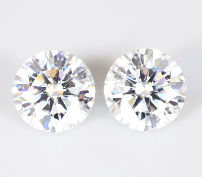 Крупная пара бесцветных муассанитов 3,63 карата