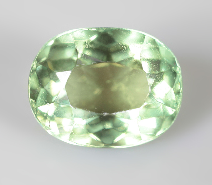 Зеленый апатит 1,64 карата