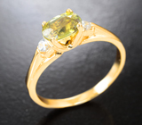 Золотое кольцо c ярким желто-зеленым сфеном 0,87 карата и бесцветными цирконами