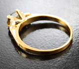 Золотое кольцо c ярким желто-зеленым сфеном 0,87 карата и бесцветными цирконами