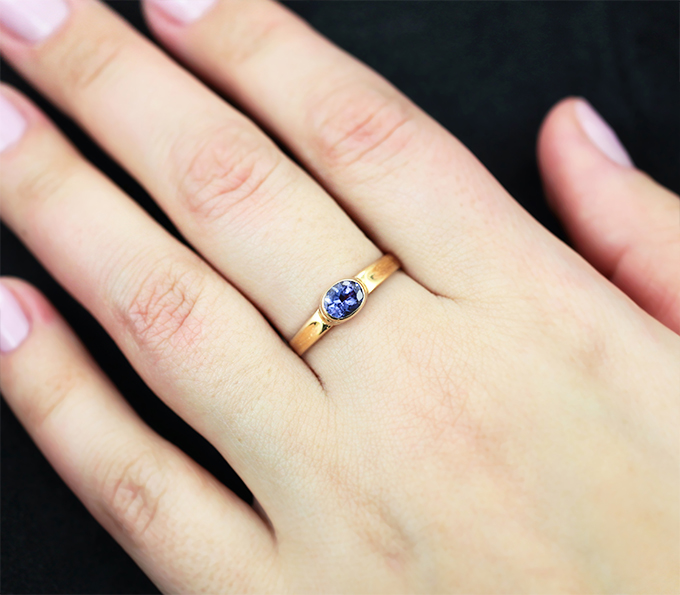 Золотое кольцо с ярким насыщенным танзанитом 0,49 карата Золото
