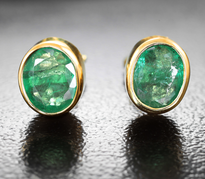 Золотые пусеты с насыщенными уральскими изумрудами 1,3 карата