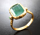 Золотое текстурированное кольцо с крупным уральским изумрудом классической огранки 5,51 карата, малым изумрудом и бриллиантом