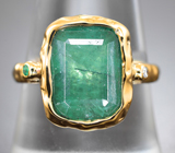 Золотое текстурированное кольцо с крупным уральским изумрудом классической огранки 5,51 карата, малым изумрудом и бриллиантом
