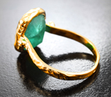Золотое текстурированное кольцо с крупным уральским изумрудом классической огранки 5,51 карата, малым изумрудом и бриллиантом