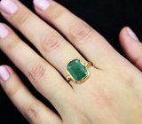 Золотое текстурированное кольцо с крупным уральским изумрудом классической огранки 5,51 карата, малым изумрудом и бриллиантом Золото