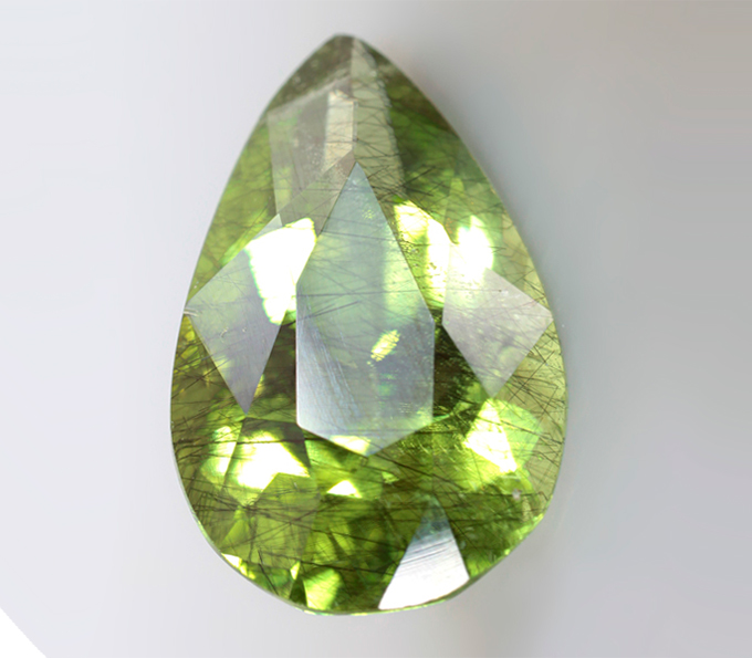 Перидот с включением рутила 4,51 карата