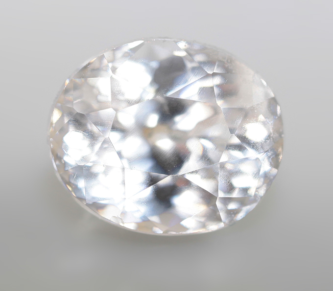 Бесцветный циркон высокой чистоты 2,12 карата