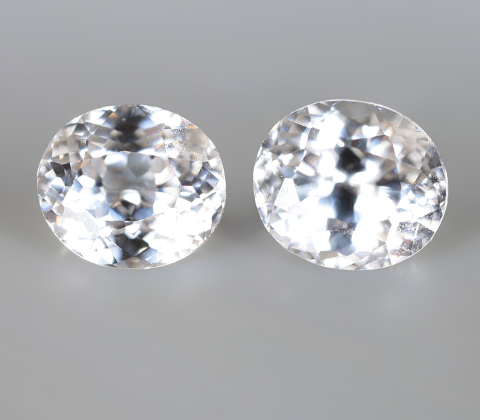 Пара чистейших бесцветных цирконов 2,69 карата
