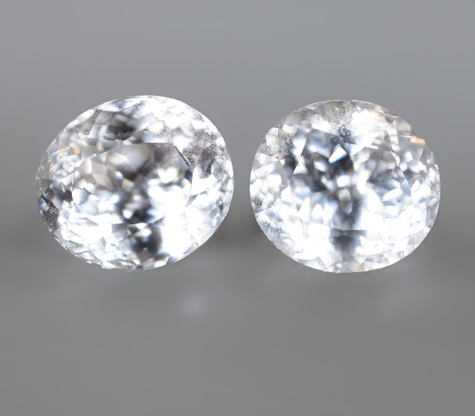 Пара бесцветных цирконов высокой чистоты 3,47 карата