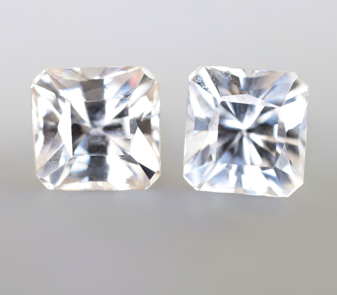 Пара чистейших бесцветных цирконов 3,95 карата
