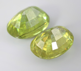 Крупная пара желтовато-зеленых сфенов 6,35 карата 