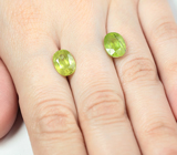 Крупная пара желтовато-зеленых сфенов 6,35 карата 