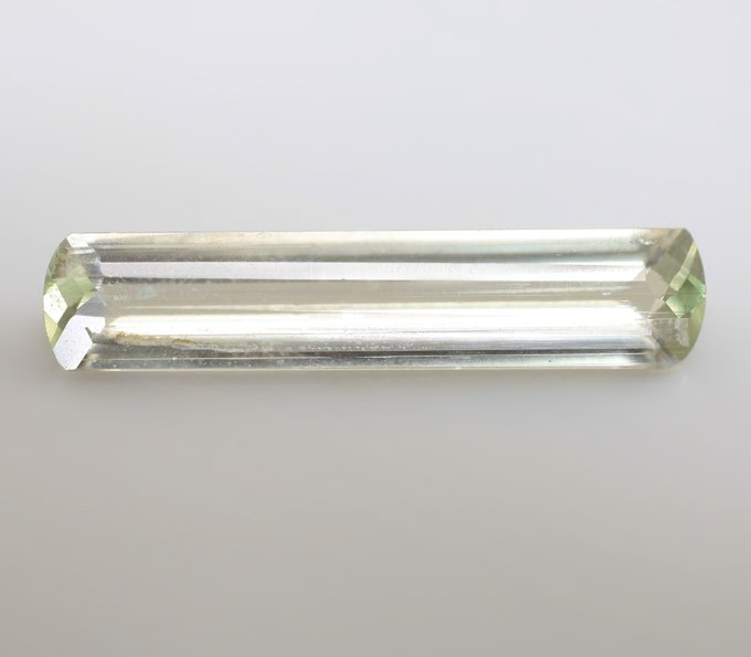 Диаспор редкой огранки 2,42 карата