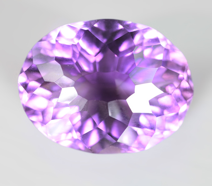 Чистейший аметист лазерной огранки 19,25 карата
