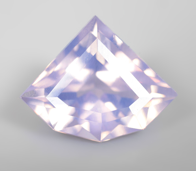 Чистейший лавандовый аметист авторской огранки 4,42 карата