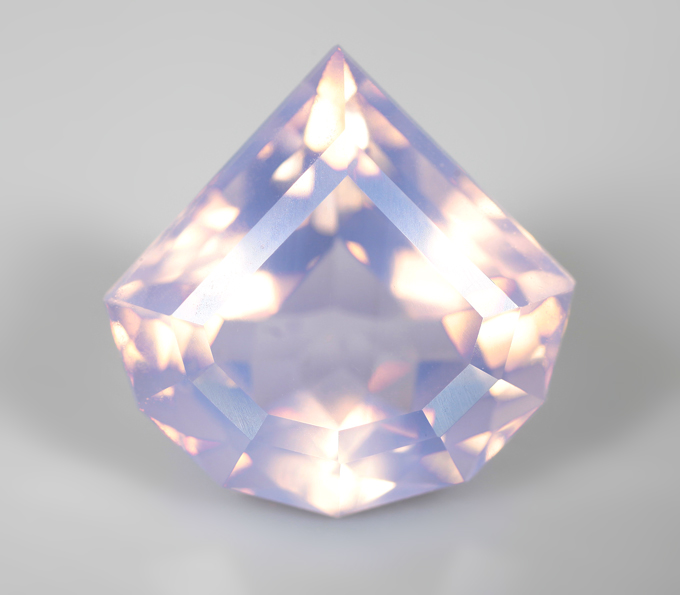 Чистейший лавандовый аметист авторской огранки 6,67 карата