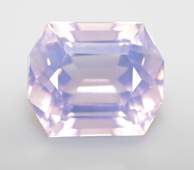 Чистейший лавандовый аметист авторской огранки 3,86 карата