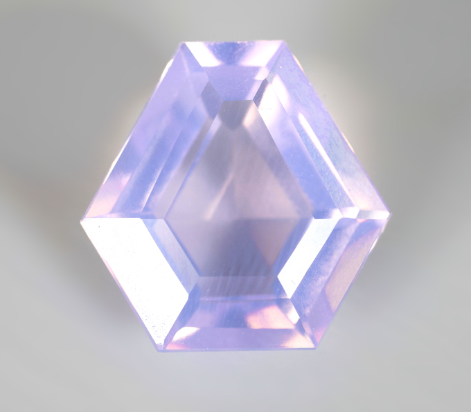 Чистейший лавандовый аметист авторской огранки 4,88 карата