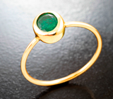 Лаконичное золотое кольцо с насыщенным уральским изумрудом 0,6 карата