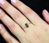Лаконичное золотое кольцо с насыщенным уральским изумрудом 0,6 карата