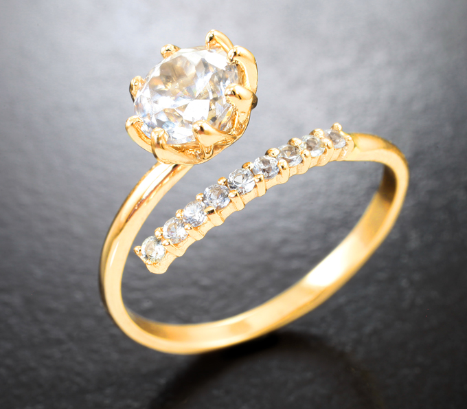 Золотое кольцо с чистейшим бесцветным цирконом 1,52 карата и лейкосапфирами