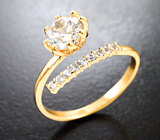 Золотое кольцо с чистейшим бесцветным цирконом 1,52 карата и лейкосапфирами Золото