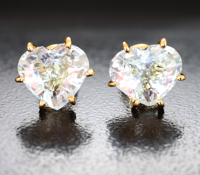 Золотые пусеты с ограненным цейлонским лунным камнем 2,61 карата